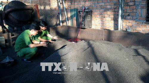 Cà phê bẩn chế biến tại cơ sở của bà Nguyễn Thị Thanh Loan bị cơ quan chức năng tỉnh Đắk Nông bắt quả tang. Ảnh: TTXVN phát