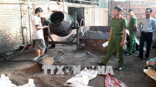 Chế biến cà phê bẩn tại cơ sở của bà Nguyễn Thị Thanh Loan. Ảnh: TTXVN phát