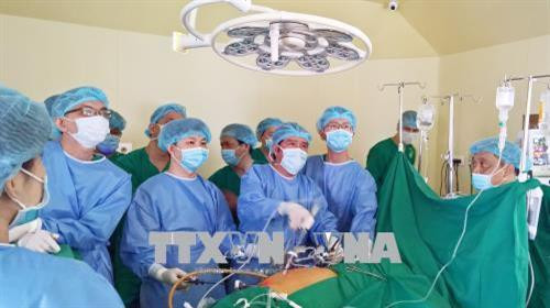 Phẫu thuật nội soi lấy quả thận từ người cho. Ảnh: TTXVN