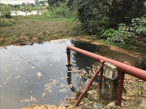 Khu vực cấp nước thô cho Nhà máy xử lý nước Nà Sản (Xí nghiệp cấp nước Mai Sơn) chuyển sang màu đen và bốc mùi hôi. Ảnh: Hữu Quyết – TTXVN Khu vực cấp nước thô cho Nhà máy xử lý nước Nà Sản (Xí nghiệp cấp nước Mai Sơn) chuyển sang màu đen và bốc mùi hôi. Ảnh: Hữu Quyết – TTXVN