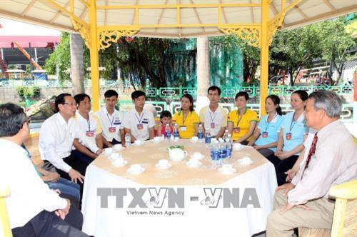 Phó Chủ tịch Thường trực UBND Thành phố Hồ Chí Minh Lê Thanh Liêm (thứ 2 từ trái sang) với công nhân lao động tiêu biểu và công nhân có hoàn cảnh khó khăn không có điều kiện về quê đón Tết. Ảnh: Thanh Vũ-TTXVN