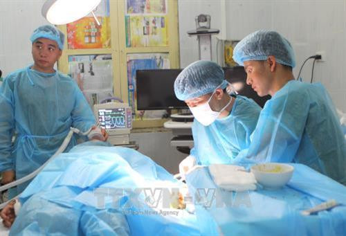 Các chiến sĩ quân y đảo Nam Yết phẫu thuật cho ngư dân gặp nạn khi đang đánh bắt hải sản trên ngư trường Trường Sa. Ảnh: Dương Giang - TTXVN Các chiến sĩ quân y đảo Nam Yết phẫu thuật cho ngư dân gặp nạn khi đang đánh bắt hải sản trên ngư trường Trường Sa. Ảnh: Dương Giang - TTXVN