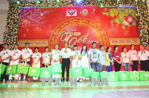 Phó Chủ tịch Thường trực UBND Thành phố Hồ Chí Minh Lê Thanh Liêm tặng quà Tết công nhân lao động tiêu biểu và công nhân có hoàn cảnh khó khăn không có điều kiện về quê đón Tết. Ảnh: Thanh Vũ-TTXVN