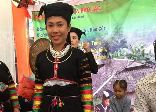 Trang phục truyền thống phụ nữ Lô Lô rất hài hòa, đẹp mắt và tinh tế. Trang phục truyền thống phụ nữ Lô Lô rất hài hòa, đẹp mắt và tinh tế.