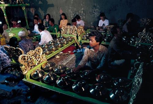 Khung cảnh đường phố ở Solo, thành phố ở miền Trung đảo Java, Indonesia năm 1993. Ảnh: Peter Marlow/ Magnum Photos. Các gánh hàng rong là hình ảnh quen thuộc trên đường phố Solo. Thành phố này còn được gọi bằng các tên gọi khác là Surakarta hoặc Sala. Ảnh: Peter Marlow/ Magnum Photos. Giấc ngủ của một người lái xe xích lô trên đường phố Solo. Ảnh: Peter Marlow/ Magnum Photos. Bên trong một xưởng sản xuất nhạc cụ Gamelan ở thành phố Solo. Gamelan là dòng nhạc truyền thống của đảo Java và Bali của Indonesia, nổi tiếng với giai điệu độc đáo và các loại nhạc cụ đặc thù. Ảnh: Peter Marlow/ Magnum Photos. Xưởng sản xuất nhạc cụ ở Solo được dẫn đầu bởi nghệ nhân Tentrim Sarawanto. Một phần nhạc cụ ở đây được xuất sang châu Âu để phục vụ công tác nghiên cứu âm nhạc và văn hóa bản địa. Ảnh: Peter Marlow/ Magnum Photos. Việc chế tác nhạc cụ Gamelan được thực hiện chủ yếu bằng phương pháp thủ công, không sử dụng máy móc hiện đại. Các nhạc cụ lớn như cồng, chiếc được thực hiện bằng kỹ thuật đúc đồng truyền thống. Ảnh: Peter Marlow/ Magnum Photos. Một chiếc cồng được người thợ dỡ khỏi khuôn đúc. Ảnh: Peter Marlow/ Magnum Photos. Bên ngoài một ngôi nhà ở vùng nông thôn đảo Bali, Indonesia năm 1993. Ảnh: Peter Marlow/ Magnum Photos. Cuộc sống ở vùng thông quê Bali có rất nhiều nét tương đồng với Việt Nam, như cảnh cậu bé lùa vịt về chuồng này. Ảnh: Peter Marlow/ Magnum Photos. Các nông dân làm việc trên ruộng lúa nước ở Ubud, Bali. Ảnh: Peter Marlow/ Magnum Photos. Khung cảnh đường phố ở Solo, thành phố ở miền Trung đảo Java, Indonesia năm 1993. Ảnh: Peter Marlow/ Magnum Photos Khung cảnh đường phố ở Solo, thành phố ở miền Trung đảo Java, Indonesia năm 1993. Ảnh: Peter Marlow/ Magnum Photos. Các gánh hàng rong là hình ảnh quen thuộc trên đường phố Solo. Thành phố này còn được gọi bằng các tên gọi khác là Surakarta hoặc Sala. Ảnh: Peter Marlow/ Magnum Photos. Giấc ngủ của một người lái xe xích lô trên đường phố Solo. Ảnh: Peter Marlow/ Magnum Photos. Bên trong một xưởng sản xuất nhạc cụ Gamelan ở thành phố Solo. Gamelan là dòng nhạc truyền thống của đảo Java và Bali của Indonesia, nổi tiếng với giai điệu độc đáo và các loại nhạc cụ đặc thù. Ảnh: Peter Marlow/ Magnum Photos. Xưởng sản xuất nhạc cụ ở Solo được dẫn đầu bởi nghệ nhân Tentrim Sarawanto. Một phần nhạc cụ ở đây được xuất sang châu Âu để phục vụ công tác nghiên cứu âm nhạc và văn hóa bản địa. Ảnh: Peter Marlow/ Magnum Photos. Việc chế tác nhạc cụ Gamelan được thực hiện chủ yếu bằng phương pháp thủ công, không sử dụng máy móc hiện đại. Các nhạc cụ lớn như cồng, chiếc được thực hiện bằng kỹ thuật đúc đồng truyền thống. Ảnh: Peter Marlow/ Magnum Photos. Một chiếc cồng được người thợ dỡ khỏi khuôn đúc. Ảnh: Peter Marlow/ Magnum Photos. Bên ngoài một ngôi nhà ở vùng nông thôn đảo Bali, Indonesia năm 1993. Ảnh: Peter Marlow/ Magnum Photos. Cuộc sống ở vùng thông quê Bali có rất nhiều nét tương đồng với Việt Nam, như cảnh cậu bé lùa vịt về chuồng này. Ảnh: Peter Marlow/ Magnum Photos. Các nông dân làm việc trên ruộng lúa nước ở Ubud, Bali. Ảnh: Peter Marlow/ Magnum Photos. Khung cảnh đường phố ở Solo, thành phố ở miền Trung đảo Java, Indonesia năm 1993. Ảnh: Peter Marlow/ Magnum Photos
