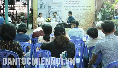 Quang cảnh buổi tọa đàm ra mắt sách Lịch sử doanh nghiệp và công nghiệp ở Sài Gòn và Nam Kỳ từ giữa thế kỷ XIX đến năm 1945