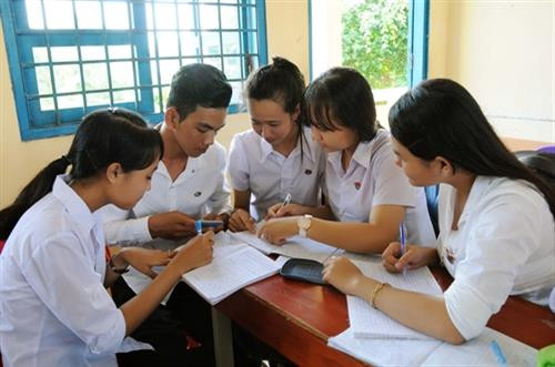 Ảnh minh họa: Học sinh lớp 12 Trường Dân tộc nội trú Vĩnh Châu, Thị xã Vĩnh Châu (tỉnh Sóc Trăng) trong giờ học nhóm. Ảnh: An Hiếu -TTXVN