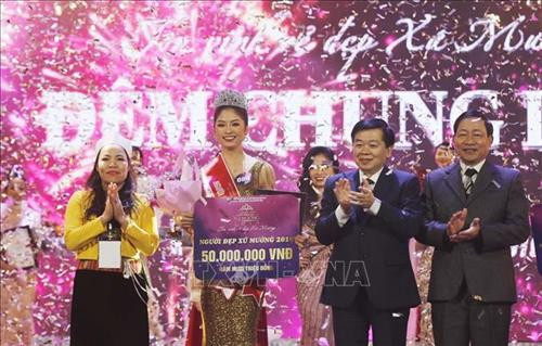 Khoảnh khắc thí sinh Nguyễn Hàm Hương đăng quang vị trí cao nhất của cuộc thi Người đẹp xứ Mường năm 2019. Ảnh: Trọng Đạt – TTXVN