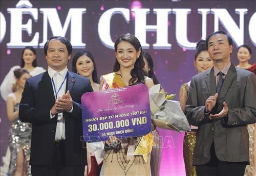 Thí sinh Bùi Thị Nụ (huyện Tân Lạc) dành danh hiệu người đẹp thứ hai của cuộc thi Người đẹp xứ Mường năm 2019. Ảnh: Trọng Đạt – TTXVN