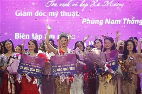 Khoảnh khắc thí sinh Nguyễn Hàm Hương đăng quang vị trí cao nhất của cuộc thi Người đẹp xứ Mường năm 2019. Ảnh: Trọng Đạt – TTXVN