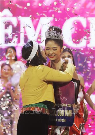 Khoảnh khắc thí sinh Nguyễn Hàm Hương đăng quang vị trí cao nhất của cuộc thi Người đẹp xứ Mường năm 2019. Ảnh: Trọng Đạt – TTXVN