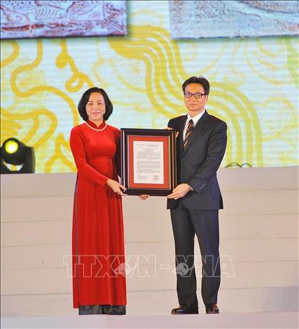 Phó Thủ tướng Vũ Đức Đam trao bằng công nhận cặp đôi Long Sàng tại đền Vua Đinh là bảo vật quốc gia cho bà Nguyễn Thị Thanh, Bí thư Tỉnh ủy Ninh Bình tại buổi lễ. Ảnh: Minh Đức - TTXVN Phó Thủ tướng Vũ Đức Đam trao bằng công nhận cặp đôi Long Sàng tại đền Vua Đinh là bảo vật quốc gia cho bà Nguyễn Thị Thanh, Bí thư Tỉnh ủy Ninh Bình tại buổi lễ. Ảnh: Minh Đức - TTXVN