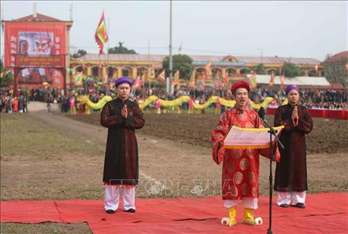 Đại diện bô lão đọc văn trình Vua Lê Đại Hành và kính cáo tổ tiên. Ảnh: Thanh Tùng-TTXVN Đại diện bô lão đọc văn trình Vua Lê Đại Hành và kính cáo tổ tiên. Ảnh: Thanh Tùng-TTXVN