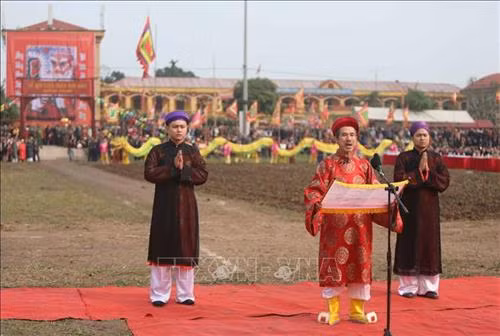 Đại diện bô lão đọc văn trình Vua Lê Đại Hành và kính cáo tổ tiên. Ảnh: Thanh Tùng-TTXVN