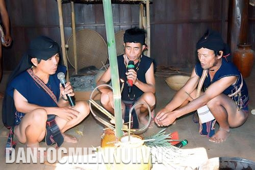 Già làng đọc lời khấn xin Yàng chứng kiến buổi lễ. Ảnh: Đức Thụy