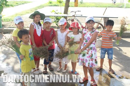 Cán bộ, chiến sĩ hải quân tại đảo Trường Sa lớn tham gia lễ duyệt binh chào mừng kỷ niệm 43 năm ngày giải phóng miền Nam, thống nhất đất nước (30/4/1975 - 30/4/2018) và ngày giải phóng Trường Sa (29/4/1975). Ảnh: Ngô Tâm Các diễn viên Đoàn nghệ thuật Trưng Vương (thành phố Đà Nẵng) .giao lưu văn nghệ cùng các chiến sỹ hải quân ở đảo Đá Lát. Ảnh: Ngô Tâm Tâm sự của các chiến sĩ hải quân trên đảo Đá Thị. Ảnh: Ngô Tâm Màu xanh trên đảo Sinh Tồn Đông. Ảnh: Ngô Tâm Thế hệ tương lai của đảo Trường Sa lớn. Ảnh: Ngô Tâm