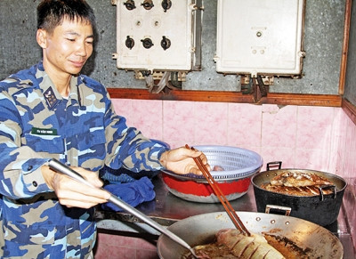 Câu cá đêm trên biển Trường Sa ảnh 6