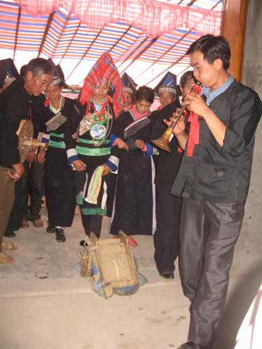 Cô dâu bước qua yên ngựa vào nhà, ý nghĩa chăm chỉ, nghe lời cha mẹ chồng