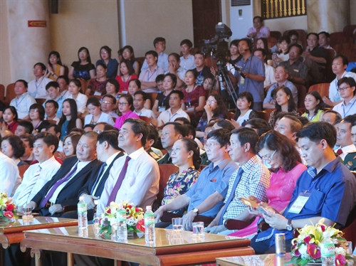 Các đại biểu tham dự lễ khai mạc Liên hoan. Ảnh: Tiên Minh – TTXVN Các đại biểu tham dự lễ khai mạc Liên hoan. Ảnh: Tiên Minh – TTXVN