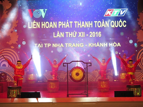 Màn biểu diễn đánh trống tại lễ khai mạc Liên hoan. Ảnh: Tiên Minh - TTXVN Màn biểu diễn đánh trống tại lễ khai mạc Liên hoan. Ảnh: Tiên Minh - TTXVN