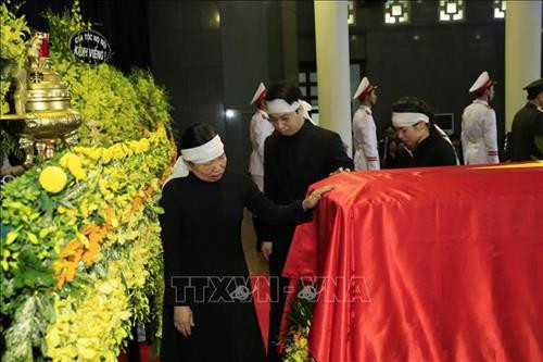 Gia đình đi vòng quanh linh cữu Chủ tịch nước Trần Đại Quang lần cuối. Ảnh: Nhan Sáng – TTXVN Tổng Bí thư Nguyễn Phú Trọng và các đồng chí lãnh đạo, nguyên lãnh đạo Đảng, Nhà nước tưởng niệm Chủ tịch nước Trần Đại Quang lần cuối. Ảnh: Nhan Sáng – TTXVN Các đồng chí lãnh đạo Đảng, Nhà nước đi vòng quanh linh cữu Chủ tịch nước Trần Đại Quang lần cuối. Ảnh: Nhan Sáng – TTXVN Gia đình đi vòng quanh linh cữu Chủ tịch nước Trần Đại Quang lần cuối. Ảnh: Nhan Sáng – TTXVN Tổng Bí thư Nguyễn Phú Trọng và các đồng chí lãnh đạo, nguyên lãnh đạo Đảng, Nhà nước tưởng niệm Chủ tịch nước Trần Đại Quang lần cuối. Ảnh: Nhan Sáng – TTXVN Các đồng chí lãnh đạo Đảng, Nhà nước đi vòng quanh linh cữu Chủ tịch nước Trần Đại Quang lần cuối. Ảnh: Nhan Sáng – TTXVN