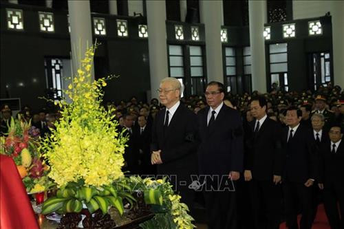 Gia đình đi vòng quanh linh cữu Chủ tịch nước Trần Đại Quang lần cuối. Ảnh: Nhan Sáng – TTXVN Tổng Bí thư Nguyễn Phú Trọng và các đồng chí lãnh đạo, nguyên lãnh đạo Đảng, Nhà nước tưởng niệm Chủ tịch nước Trần Đại Quang lần cuối. Ảnh: Nhan Sáng – TTXVN Các đồng chí lãnh đạo Đảng, Nhà nước đi vòng quanh linh cữu Chủ tịch nước Trần Đại Quang lần cuối. Ảnh: Nhan Sáng – TTXVN Gia đình đi vòng quanh linh cữu Chủ tịch nước Trần Đại Quang lần cuối. Ảnh: Nhan Sáng – TTXVN Tổng Bí thư Nguyễn Phú Trọng và các đồng chí lãnh đạo, nguyên lãnh đạo Đảng, Nhà nước tưởng niệm Chủ tịch nước Trần Đại Quang lần cuối. Ảnh: Nhan Sáng – TTXVN Các đồng chí lãnh đạo Đảng, Nhà nước đi vòng quanh linh cữu Chủ tịch nước Trần Đại Quang lần cuối. Ảnh: Nhan Sáng – TTXVN