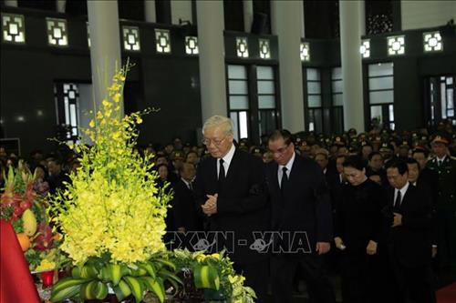 Gia đình đi vòng quanh linh cữu Chủ tịch nước Trần Đại Quang lần cuối. Ảnh: Nhan Sáng – TTXVN Tổng Bí thư Nguyễn Phú Trọng và các đồng chí lãnh đạo, nguyên lãnh đạo Đảng, Nhà nước tưởng niệm Chủ tịch nước Trần Đại Quang lần cuối. Ảnh: Nhan Sáng – TTXVN Các đồng chí lãnh đạo Đảng, Nhà nước đi vòng quanh linh cữu Chủ tịch nước Trần Đại Quang lần cuối. Ảnh: Nhan Sáng – TTXVN Gia đình đi vòng quanh linh cữu Chủ tịch nước Trần Đại Quang lần cuối. Ảnh: Nhan Sáng – TTXVN Tổng Bí thư Nguyễn Phú Trọng và các đồng chí lãnh đạo, nguyên lãnh đạo Đảng, Nhà nước tưởng niệm Chủ tịch nước Trần Đại Quang lần cuối. Ảnh: Nhan Sáng – TTXVN Các đồng chí lãnh đạo Đảng, Nhà nước đi vòng quanh linh cữu Chủ tịch nước Trần Đại Quang lần cuối. Ảnh: Nhan Sáng – TTXVN