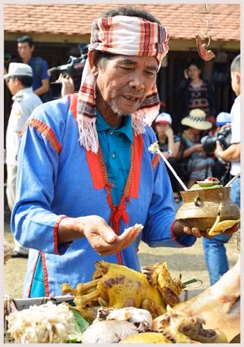 Thầy cúng (Oi quai) vừa hành lễ vừa vãi gạo để mời các vị thần Mây, thần Sấm, thần Chớp và thần Gió.