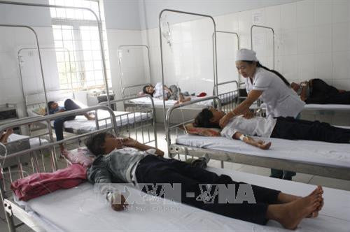 Các y, bác sỹ đang thăm khám, theo dõi học sinh nghi ngộ độc được điều trị tại trung tâm Y tế huyện Sa Thầy, tỉnh Kon Tum. Ảnh: Hồng Điệp – TTXVN Các y, bác sỹ đang thăm khám, theo dõi học sinh nghi ngộ độc được điều trị tại trung tâm Y tế huyện Sa Thầy, tỉnh Kon Tum. Ảnh: Hồng Điệp – TTXVN