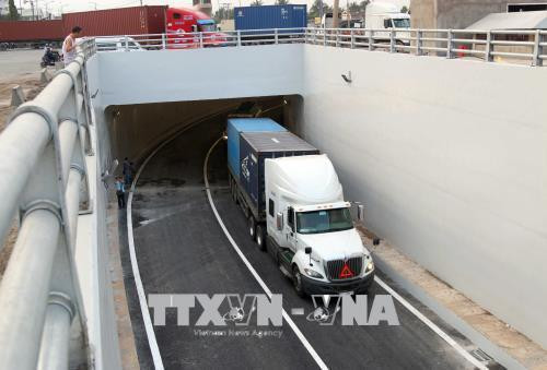 Xe tải từ đường Vành đai phía Đông qua hầm chui để về cảng Cát Lái. Ảnh: Trần Xuân Tình-TTXVN Xe tải từ đường Vành đai phía Đông qua hầm chui để về cảng Cát Lái. Ảnh: Trần Xuân Tình-TTXVN