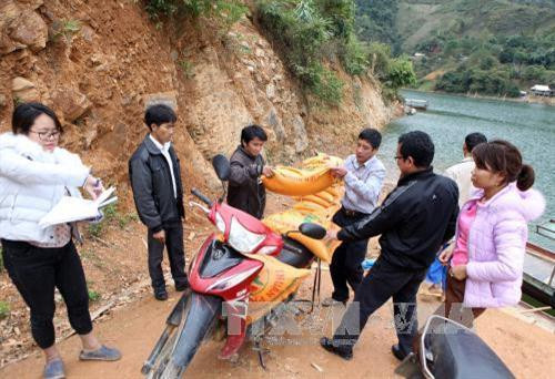 Các hộ nghèo được hỗ trợ gạo đói giáp hạt và trong dịp Tết. Ảnh: Quý Trung – TTXVN