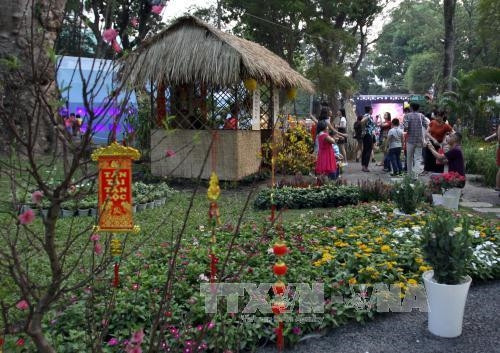 Người dân háo hức đến tham quan và chụp ảnh tại Hội Hoa xuân Đinh Dậu. Ảnh: Phương Vy – TTXVN