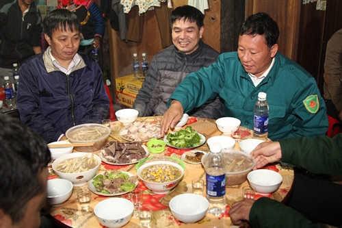 Mâm cơm ngày Tết đãi khách của người Hà Nhì. Mâm cơm ngày Tết đãi khách của người Hà Nhì.