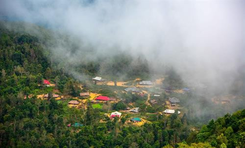 Di tích Pú Vạp, thị xã Mường Lay (tỉnh Điện Biên) được xây dựng khoảng năm 1948, từng là khu nghỉ mát một thời của “Vua Thái” Đèo Văn Long. Nơi đây có khí hậu quanh năm mát mẻ, trong lành và yên tĩnh. Ảnh: Xuân Tư – TTXVN Di tích Pú Vạp, thị xã Mường Lay (tỉnh Điện Biên) được xây dựng khoảng năm 1948, từng là khu nghỉ mát một thời của “Vua Thái” Đèo Văn Long. Nơi đây có khí hậu quanh năm mát mẻ, trong lành và yên tĩnh. Ảnh: Xuân Tư – TTXVN