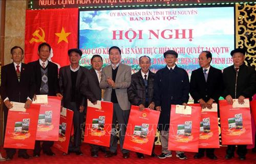 Chủ tịch Ủy ban nhân dân tỉnh Thái Nguyên Vũ Hồng Bắc tặng quà cho người có uy tín đồng bào dân tộc thiểu số. Ảnh: Quân Trang - TTXVN Chủ tịch Ủy ban nhân dân tỉnh Thái Nguyên Vũ Hồng Bắc tặng quà cho người có uy tín đồng bào dân tộc thiểu số. Ảnh: Quân Trang - TTXVN