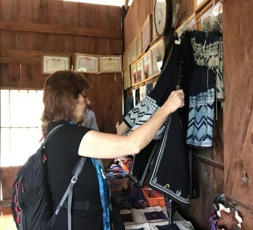 Du khách xem các sản phẩm thêu hoa văn sáp ong. Du khách xem các sản phẩm thêu hoa văn sáp ong.