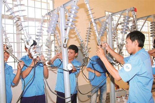 Toàn tỉnh hiện có 26 cơ sở dạy nghề, thường xuyên tổ chức các lớp đào tạo nghề theo nhu cầu người lao động như: điện, may công nghiệp... Toàn tỉnh hiện có 26 cơ sở dạy nghề, thường xuyên tổ chức các lớp đào tạo nghề theo nhu cầu người lao động như: điện, may công nghiệp...