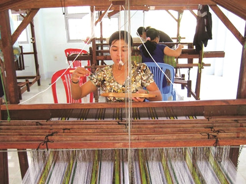 Nghề dệt thổ cẩm thu hút nhiều học viên nữ là con em đồng bào dân tộc theo học Nghề dệt thổ cẩm thu hút nhiều học viên nữ là con em đồng bào dân tộc theo học