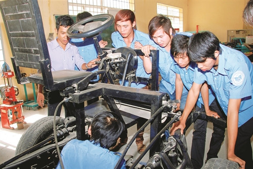 5 năm vừa qua, tỉnh Bình Thuận có trên 68.000 người được đào tạo nghề,trong đó có hơn 50.000 người là lao động nông thôn 5 năm vừa qua, tỉnh Bình Thuận có trên 68.000 người được đào tạo nghề,trong đó có hơn 50.000 người là lao động nông thôn