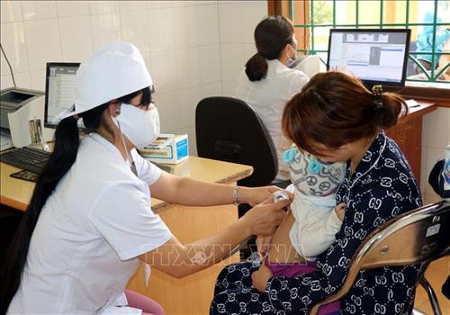 Bác sỹ Phòng khám đa khoa khu vực Kim Bình đang khám bệnh cho trẻ em và người dân. Ảnh: Quang Đán – TTXVN Bác sỹ Phòng khám đa khoa khu vực Kim Bình đang khám bệnh cho trẻ em và người dân. Ảnh: Quang Đán – TTXVN