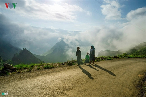 Cuộc sống của người vùng cao dù còn nhiều khó khăn nhưng họ vẫn bền bỉ một sức sống mãnh liệt vươn lên, cần cù trong lao động, vui vẻ trong cuộc sống hằng ngày.