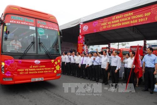 Bí thư Thành ủy Đinh La Thăng tại Bến xe Miền Tây. Ảnh: Mạnh Linh-TTXVN