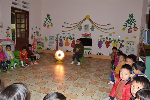 Tăng cường các biện pháp giữ ấm cho học sinh trường mầm non Bản Phố, huyện Bắc Hà, Lào Cai. Ảnh: Hương Thu- TTXVN