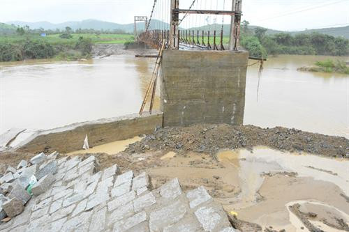 Mố cầu treo Buôn Khóa bị sập đổ. Ảnh: Tuấn Anh - TTXVN Mố cầu treo Buôn Khóa bị sập đổ. Ảnh: Tuấn Anh - TTXVN