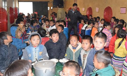 Bữa ăn bán trú góp phần tăng dinh dưỡng, đảm bảo sức khỏe cho học sinh trường phổ thông dân tộc bán trú Tiểu học Thái Giàng Phố, huyện Bắc Hà, Lào Cai. Ảnh: Hương Thu- TTXVN