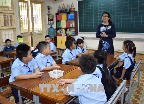 Cô và trò Trường Tiểu học Lương Định Của, Quận 3 cùng sinh hoạt lớp trong ngày đầu tiên của năm học. Ảnh: Thu Hoài – TTXVN