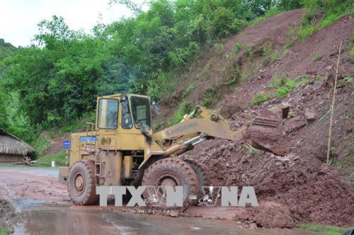 Khắc phục điểm sạt lở trên Quốc lộ 4H. Ảnh: Văn Dũng - TTXVN