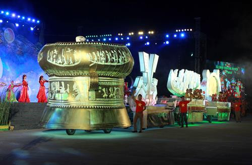 Phó Chủ tịch nước Đặng Thị Ngọc Thịnh trao quà cho các cháu thiếu nhi trong đêm hội thành Tuyên năm 2017. Ảnh: Thế Duyệt – TTXVN Các đại biểu trao quà cho các cháu thiếu nhi trong đêm hội thành Tuyên năm 2017 . Ảnh: Quang Cường – TTXVN Các mô hình đèn lồng tham gia diễn diễu trong đêm hội thành Tuyên năm 2017 . Ảnh: Thế Duyệt – TTXVN Các mô hình đèn lồng tham gia diễn diễu trong đêm hội thành Tuyên năm 2017 . Ảnh: Thế Duyệt – TTXVN Phó Chủ tịch nước Đặng Thị Ngọc Thịnh trao quà cho các cháu thiếu nhi trong đêm hội thành Tuyên năm 2017. Ảnh: Thế Duyệt – TTXVN Các đại biểu trao quà cho các cháu thiếu nhi trong đêm hội thành Tuyên năm 2017 . Ảnh: Quang Cường – TTXVN Các mô hình đèn lồng tham gia diễn diễu trong đêm hội thành Tuyên năm 2017 . Ảnh: Thế Duyệt – TTXVN Các mô hình đèn lồng tham gia diễn diễu trong đêm hội thành Tuyên năm 2017 . Ảnh: Thế Duyệt – TTXVN