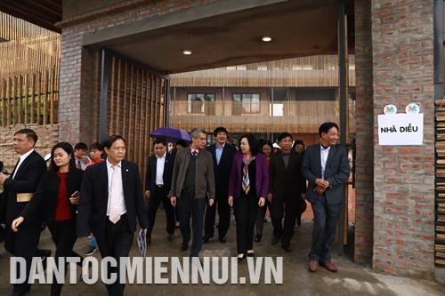 Phó Bí thư Thường trực Thành ủy Hà Nội Ngô Thị Thanh Hằng tham quan Nhà Diều.