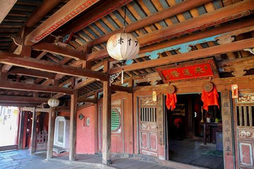 Không gian kiến trúc bên trong chùa Cầu. Không gian kiến trúc bên trong chùa Cầu.